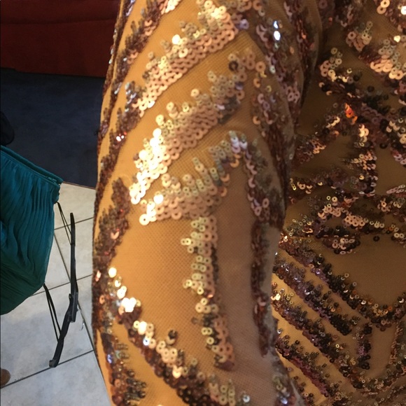 Rose sequin evening gown. - Picture 4 of 5